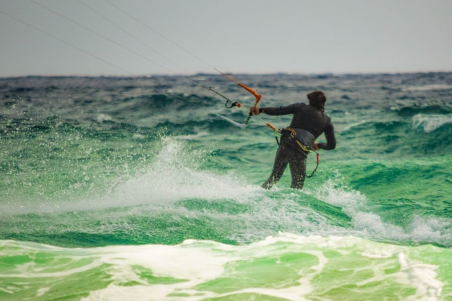 billede af kitesurfer på havet
