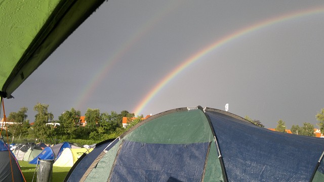 Regnbue over festivalstelt